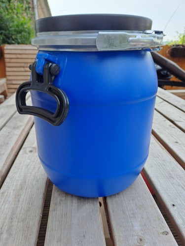 Plastic barrel with - , lid
